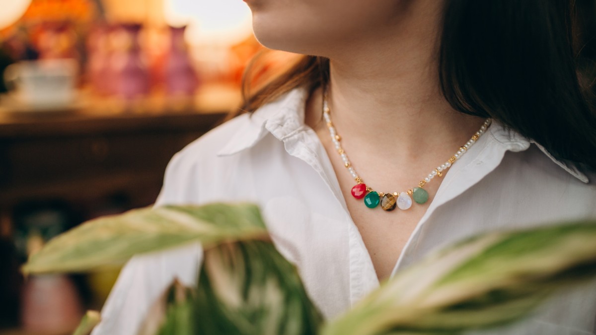 Collana con pendente in pietra semipreziosa e Perla Collana con pendente in pietra semipreziosa e Perla