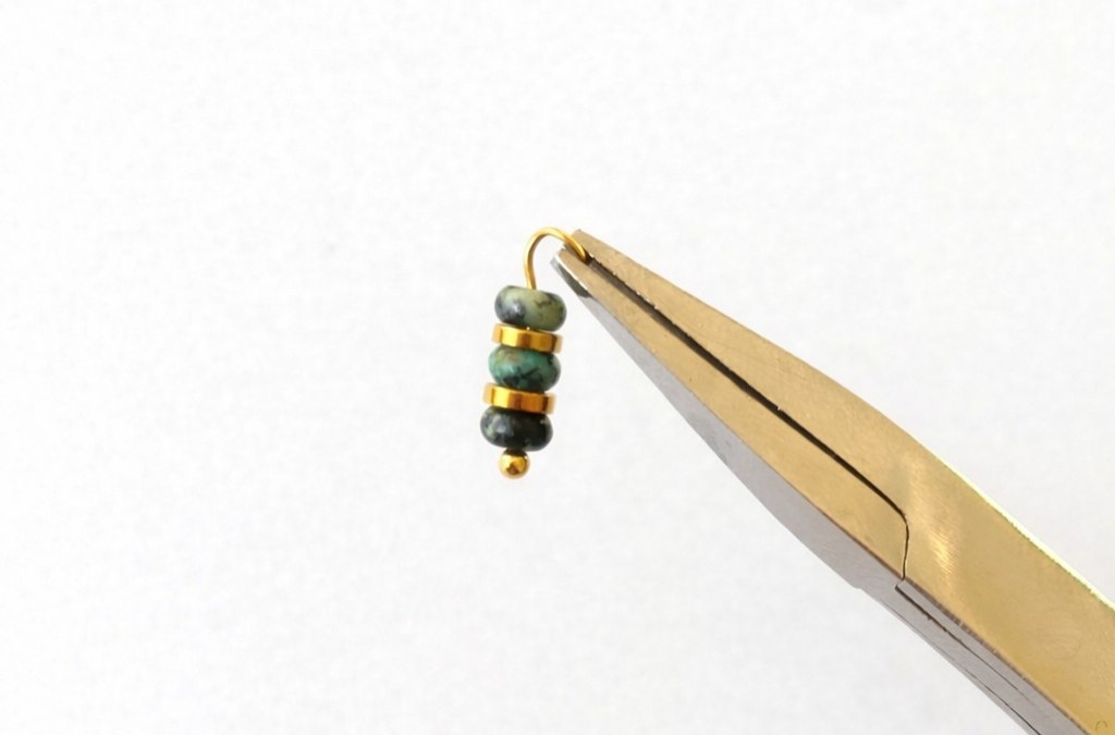 Orecchini in acciaio inossidabile con ciondoli in pietra naturale : Tappa 1 Orecchini in acciaio inossidabile con ciondoli in pietra naturale : Tappa 1