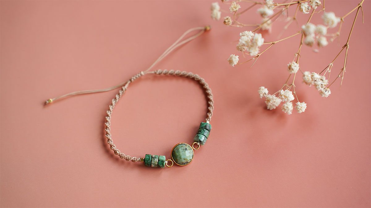 Bracciale in micro macramè e turchese africano Bracciale in micro macramè e turchese africano