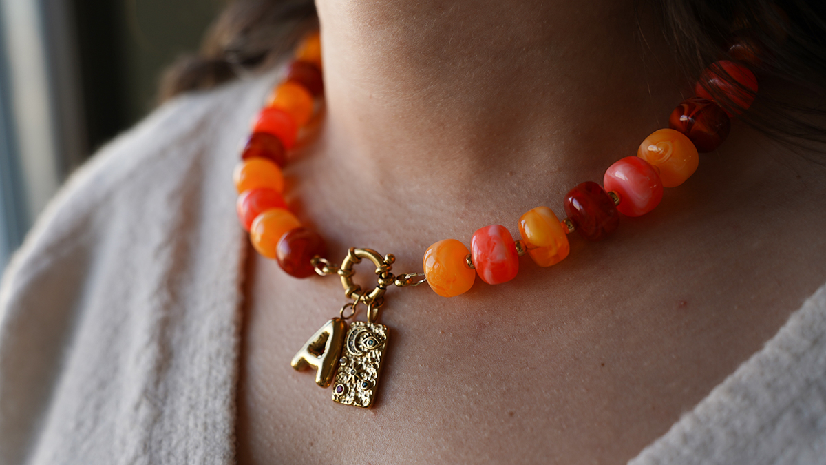 Collier grosses perles en acrylique colorées et pendentif lettre Collier grosses perles en acrylique colorées et pendentif lettre