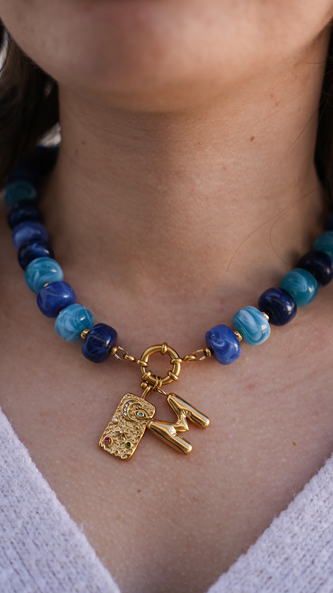 Schema Collana con grandi perle acriliche colorate e ciondolo a forma di lettera Schema Collana con grandi perle acriliche colorate e ciondolo a forma di lettera