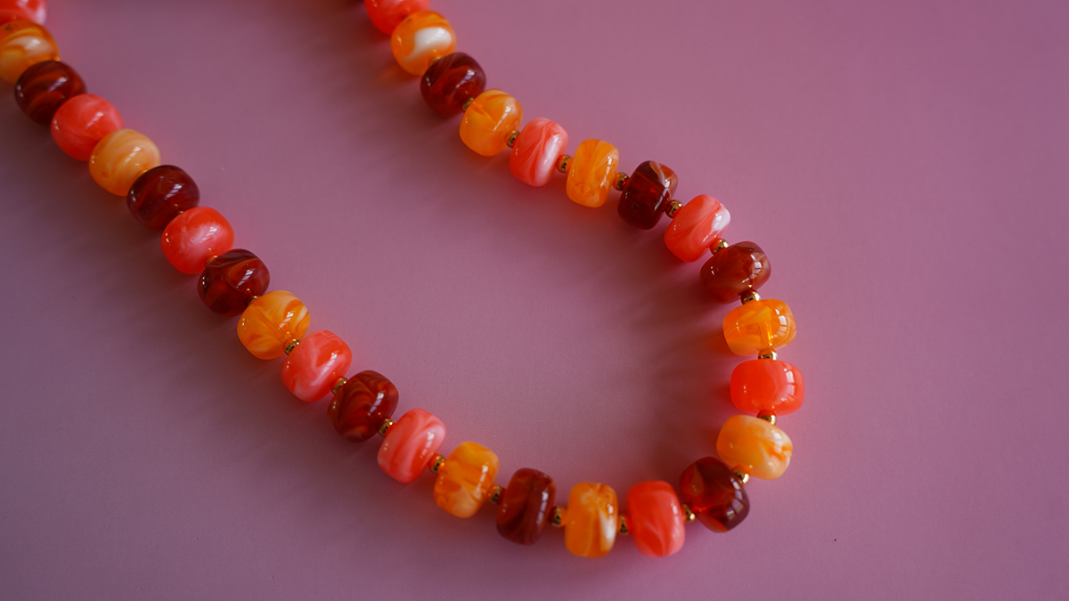 Collana con grandi perle acriliche colorate e ciondolo a forma di lettera : Tappa 1 Collana con grandi perle acriliche colorate e ciondolo a forma di lettera : Tappa 1