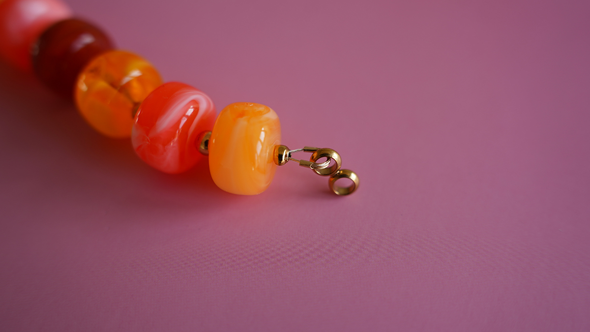 Collana con grandi perle acriliche colorate e ciondolo a forma di lettera : Tappa 2 Collana con grandi perle acriliche colorate e ciondolo a forma di lettera : Tappa 2