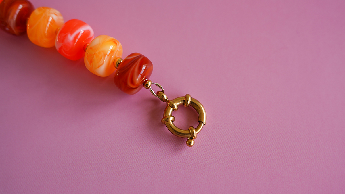 Collana con grandi perle acriliche colorate e ciondolo a forma di lettera : Tappa 3 Collana con grandi perle acriliche colorate e ciondolo a forma di lettera : Tappa 3