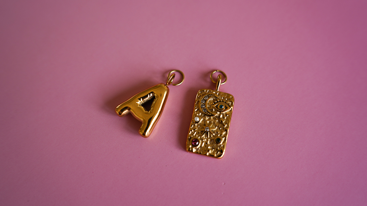 Collana con grandi perle acriliche colorate e ciondolo a forma di lettera : Tappa 4 Collana con grandi perle acriliche colorate e ciondolo a forma di lettera : Tappa 4