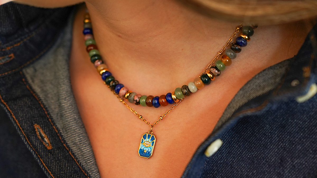 Collana a doppio filo con perle e catena in acciaio inossidabile dorato con ciondolo Collana a doppio filo con perle e catena in acciaio inossidabile dorato con ciondolo