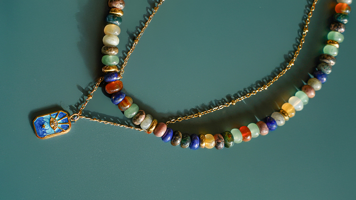 Schema Collana a doppio filo con perle e catena in acciaio inossidabile dorato con ciondolo Schema Collana a doppio filo con perle e catena in acciaio inossidabile dorato con ciondolo