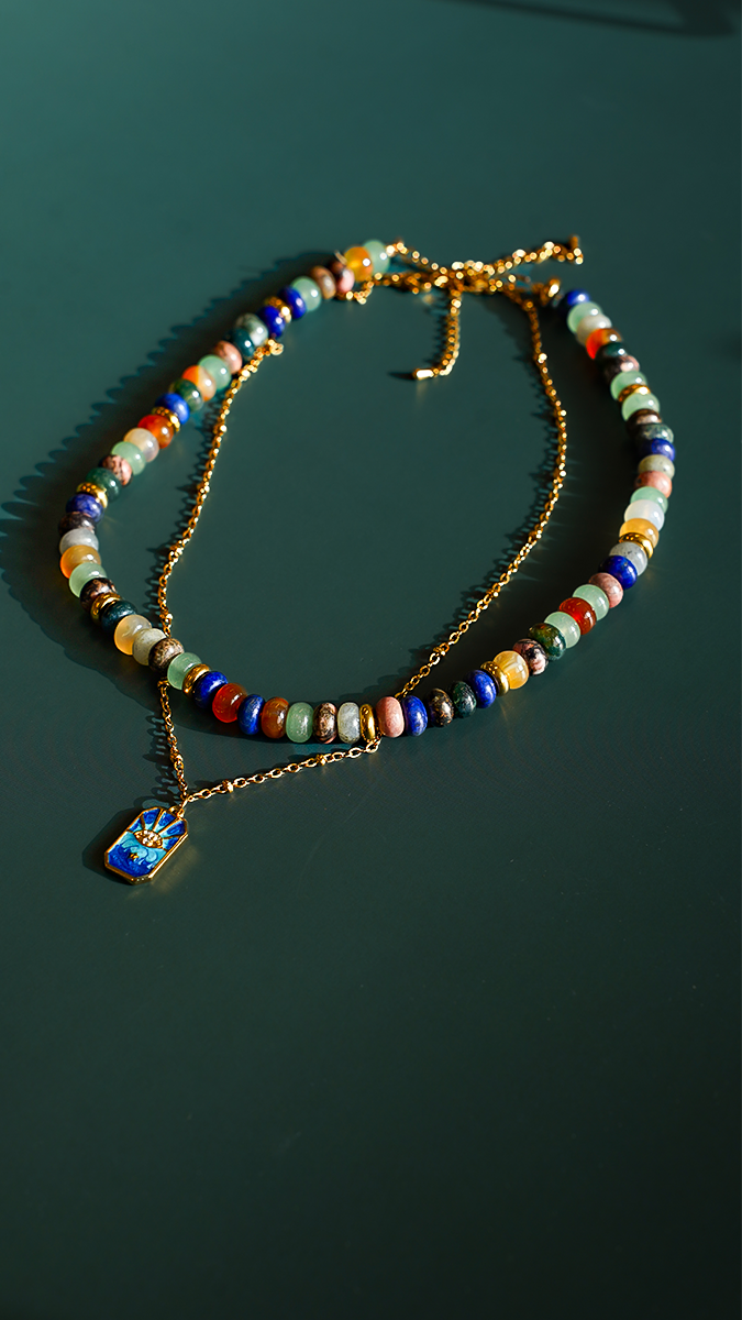 Schema Collana a doppio filo con perle e catena in acciaio inossidabile dorato con ciondolo Schema Collana a doppio filo con perle e catena in acciaio inossidabile dorato con ciondolo