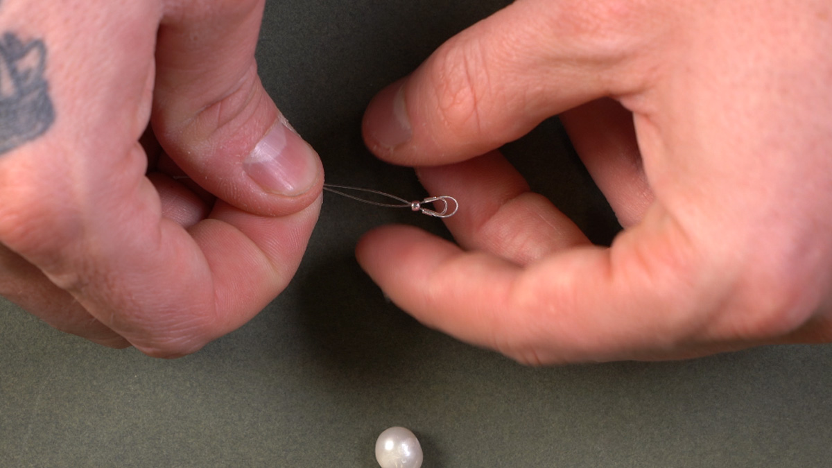 Collana a doppio filo con perle e catena in acciaio inossidabile dorato con ciondolo : Tappa 1 Collana a doppio filo con perle e catena in acciaio inossidabile dorato con ciondolo : Tappa 1