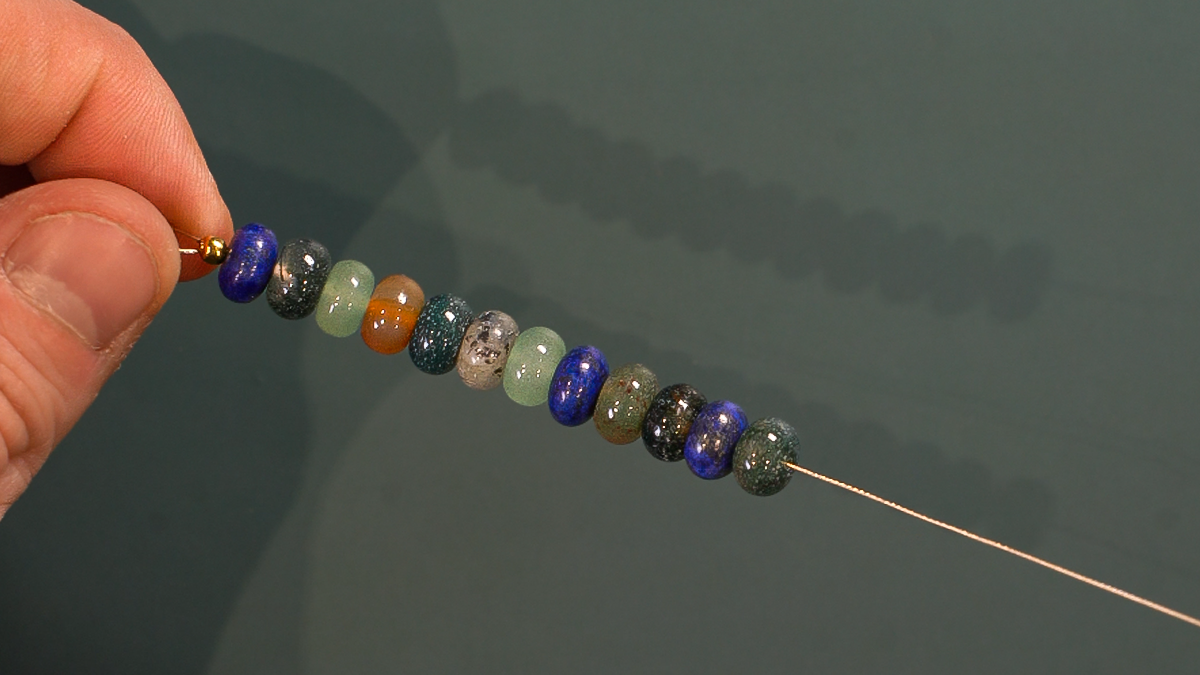 Collana a doppio filo con perle e catena in acciaio inossidabile dorato con ciondolo : Tappa 2 Collana a doppio filo con perle e catena in acciaio inossidabile dorato con ciondolo : Tappa 2