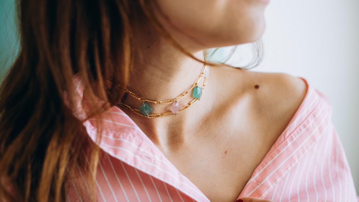 Collana a doppia catena con perle di trifoglio in pietra naturale Collana a doppia catena con perle di trifoglio in pietra naturale