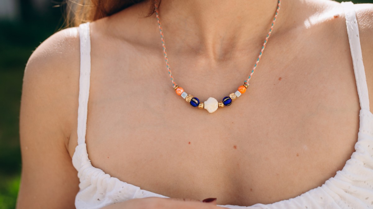 Collana in corda con perline multicolori Collana in corda con perline multicolori