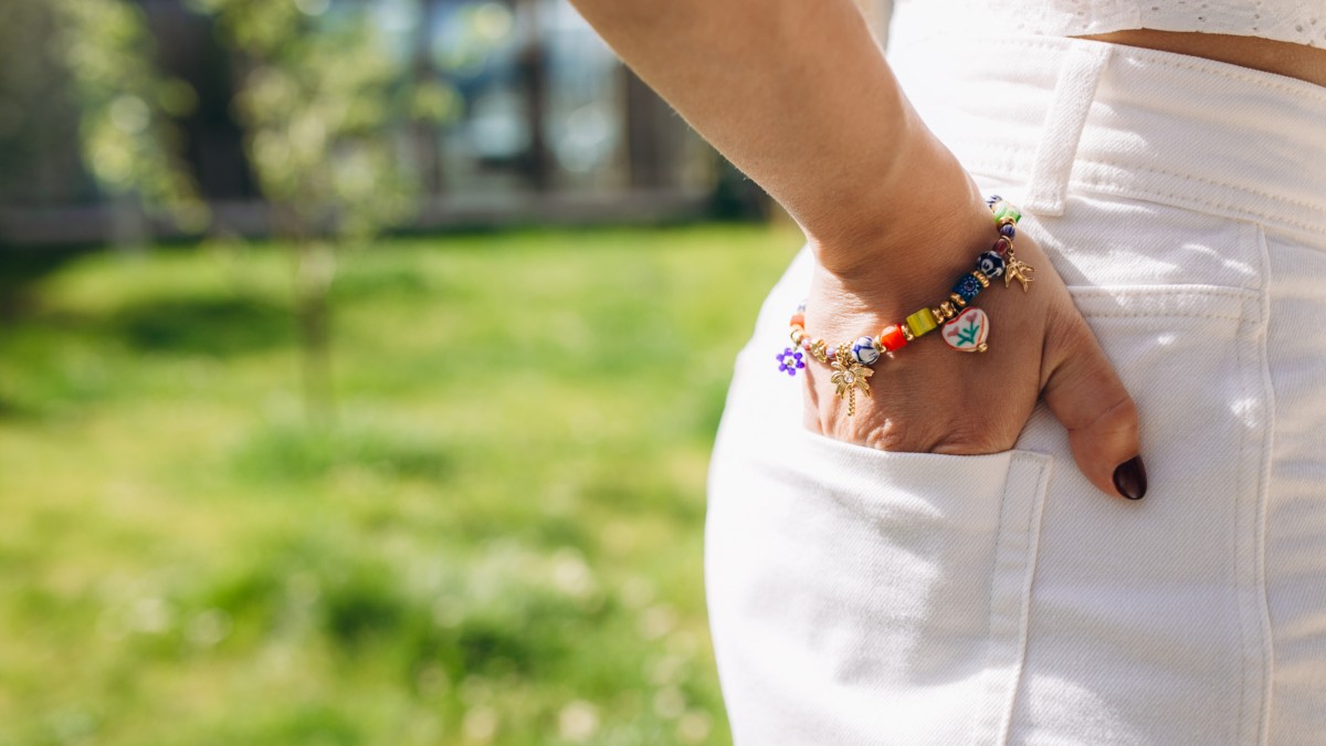 Bracciale multicolore con perle in vetro, acciaio e ceramica Bracciale multicolore con perle in vetro, acciaio e ceramica