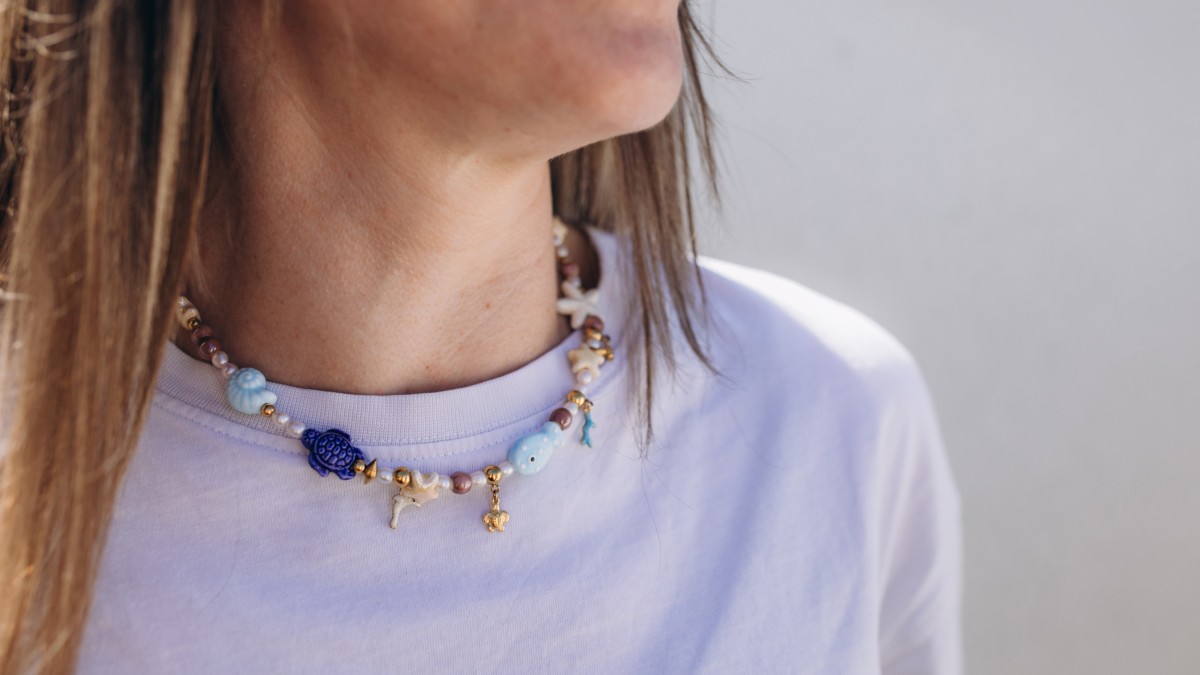 Collana con perle di ceramica e perle d'acqua dolce Collana con perle di ceramica e perle d'acqua dolce