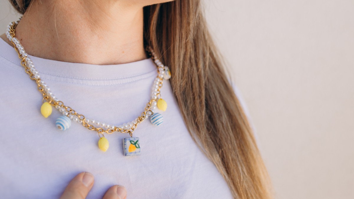 Collana con limoni in acciaio inossidabile, perle finte madreperla e perle in ceramica Collana con limoni in acciaio inossidabile, perle finte madreperla e perle in ceramica