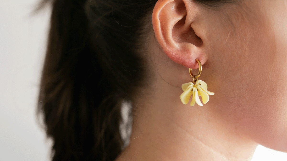 Orecchini a cerchio e mini petali Orecchini a cerchio e mini petali