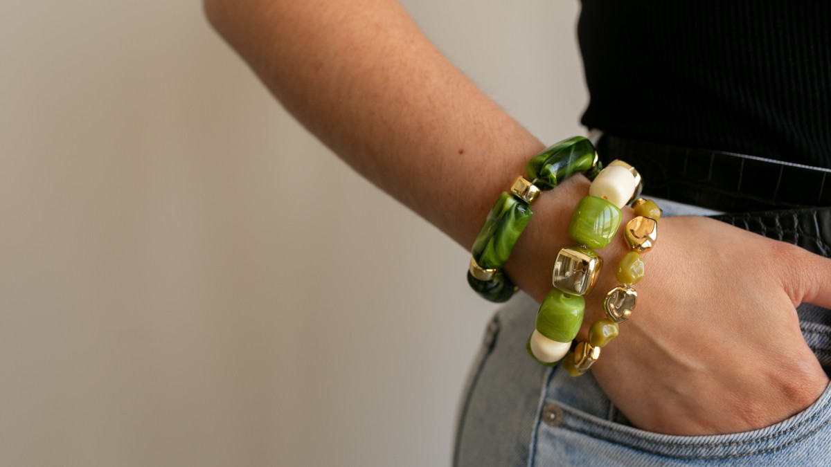 Fai da te: collezione di braccialetti in diverse tonalità di verde Fai da te: collezione di braccialetti in diverse tonalità di verde