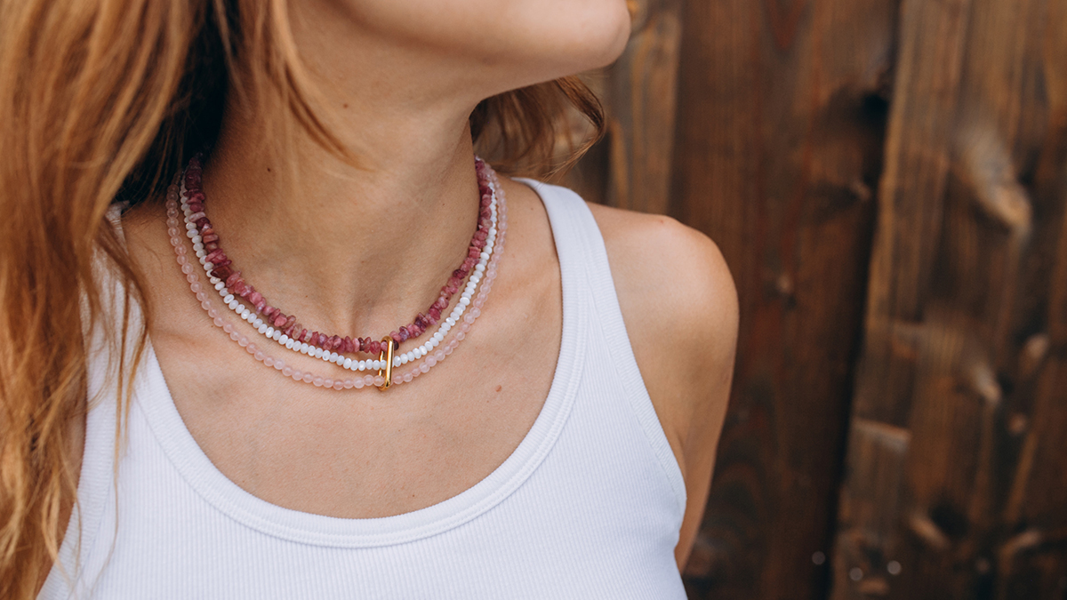 Collana a più fili con pietre semipreziosi e perle di madreperla Collana a più fili con pietre semipreziosi e perle di madreperla