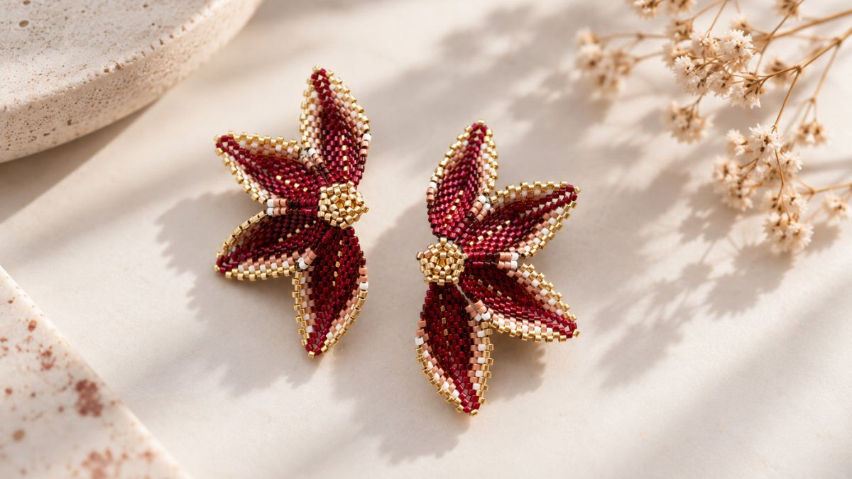 Orecchini a forma di fiore realizzati con perline Miyuki intrecciate Orecchini a forma di fiore realizzati con perline Miyuki intrecciate