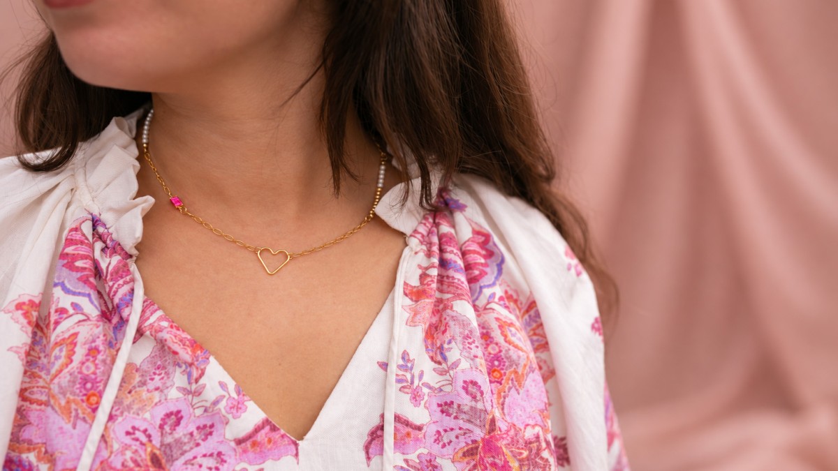 Collana in Gold filled con catena, perle perlacee e ciondolo a forma di cuore Collana in Gold filled con catena, perle perlacee e ciondolo a forma di cuore