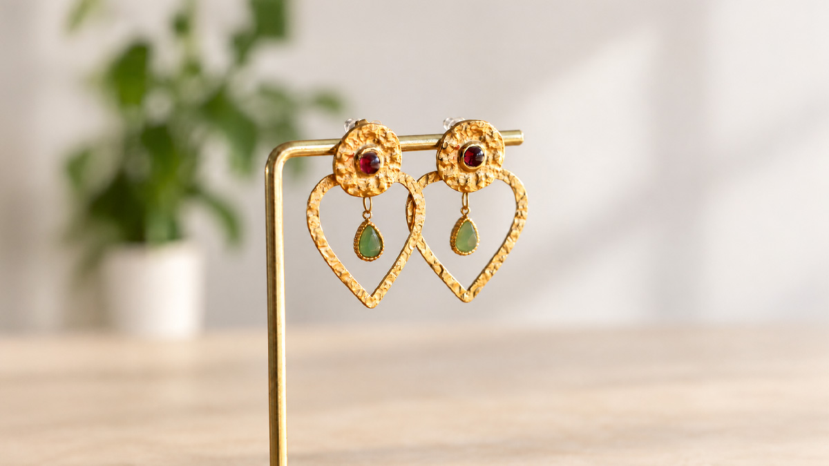 Orecchini a forma di cuore e pendenti con pietre semipreziosi Orecchini a forma di cuore e pendenti con pietre semipreziosi