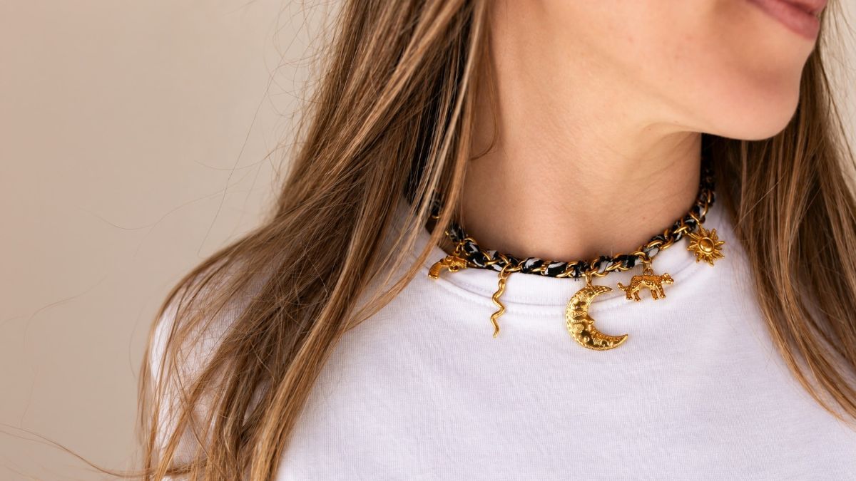 Collana a bandana nera con pendenti dorati Collana a bandana nera con pendenti dorati