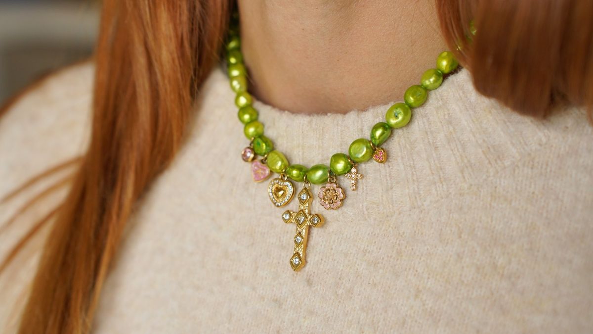 Collana di perle d'acqua dolce color verde anice con ciondoli in acciaio inossidabile dorato e rosa Collana di perle d'acqua dolce color verde anice con ciondoli in acciaio inossidabile dorato e rosa