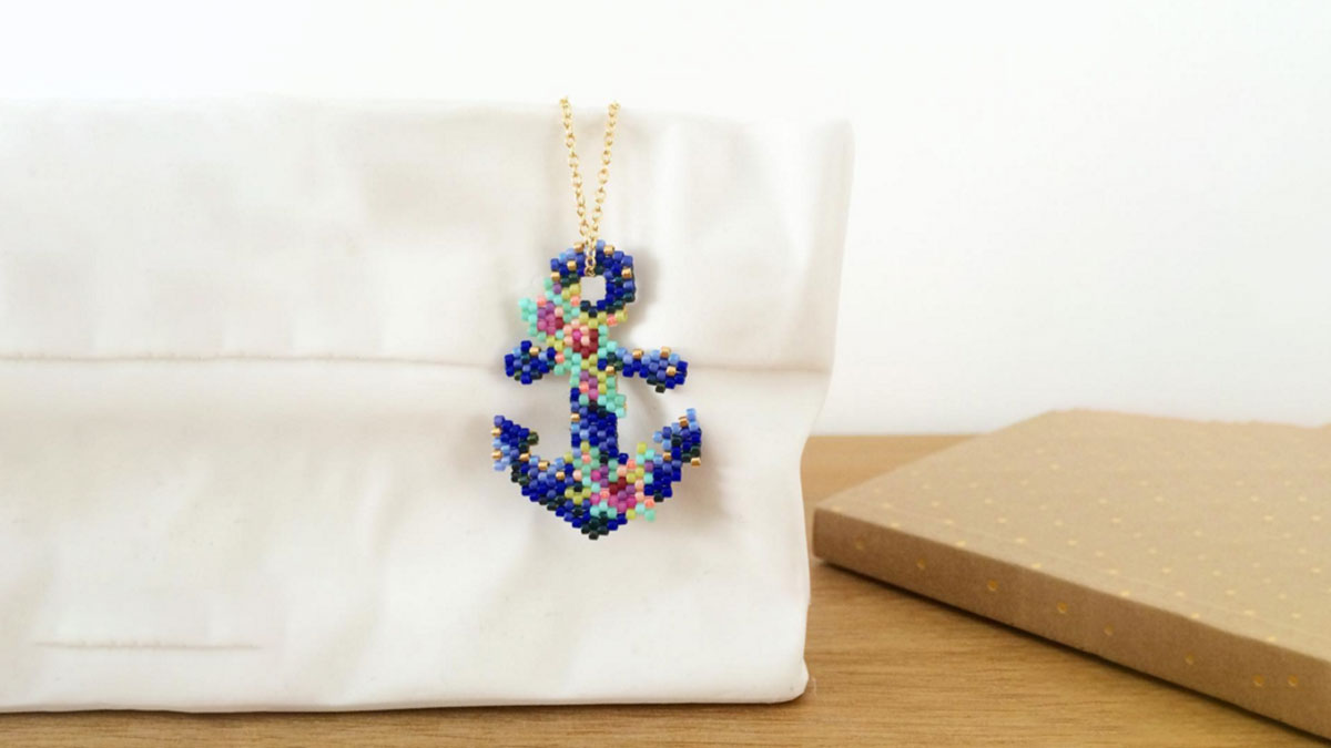 Pendente con ancora marina in perle Miyuki da Mon petit bazar Pendente con ancora marina in perle Miyuki da Mon petit bazar