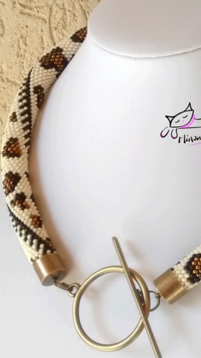 Schema Collana a spirale all'uncinetto in fantasia di leopardo strass a maglia stretta Schema Collana a spirale all'uncinetto in fantasia di leopardo strass a maglia stretta