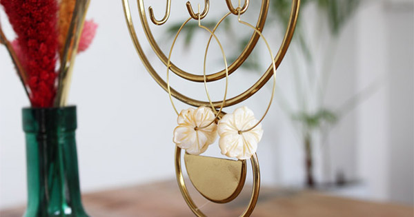 Semplici orecchini fai da te con fiori e nappe perlate Semplici orecchini fai da te con fiori e nappe perlate